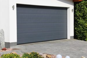 Moderna sekcijska garažna vrata: Tehnologija in dizajn v harmoniji