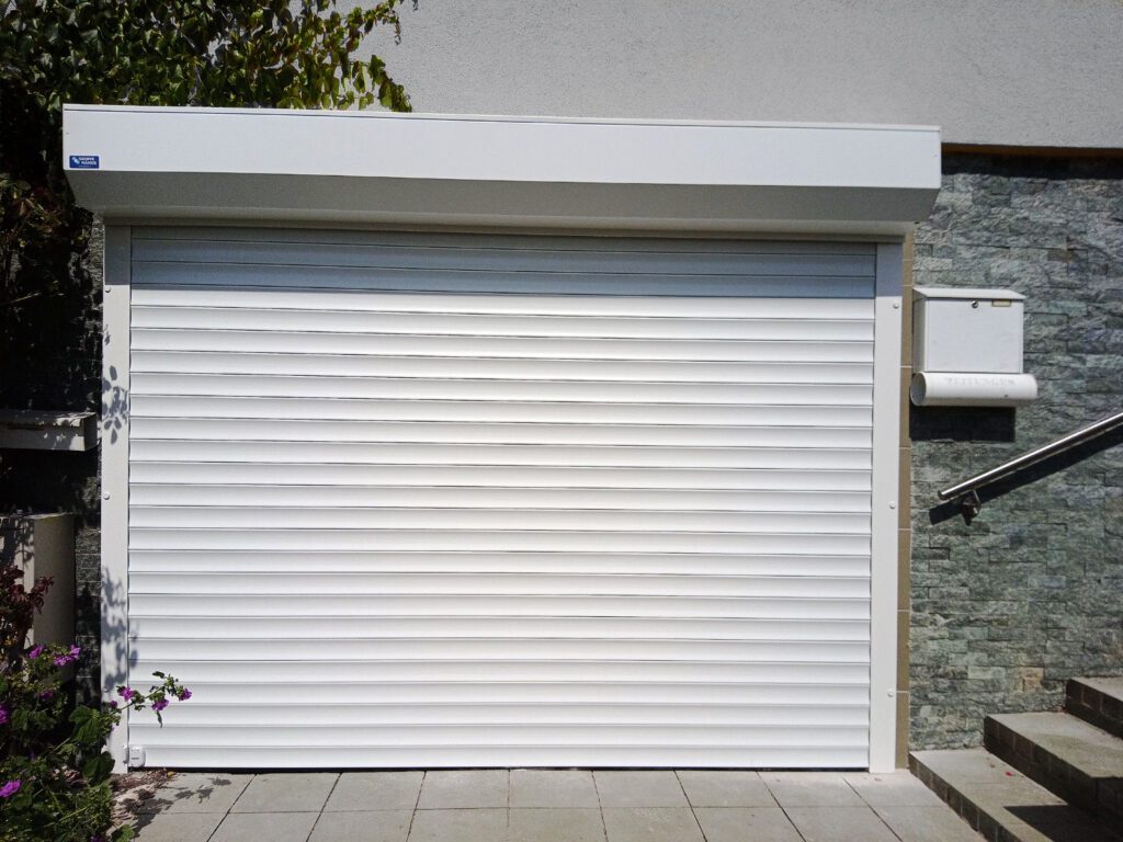 Rolo garažna vrata: Praktična in elegantna rešitev za vaš dom