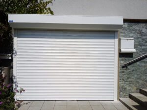 Rolo garažna vrata: Praktična in elegantna rešitev za vaš dom